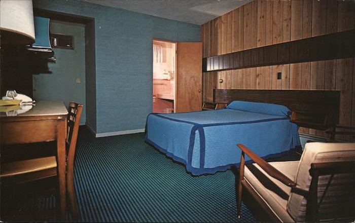 Petoskey Motel (Superior Motel, Petoskey Motor Court) - Vintage Postcard
